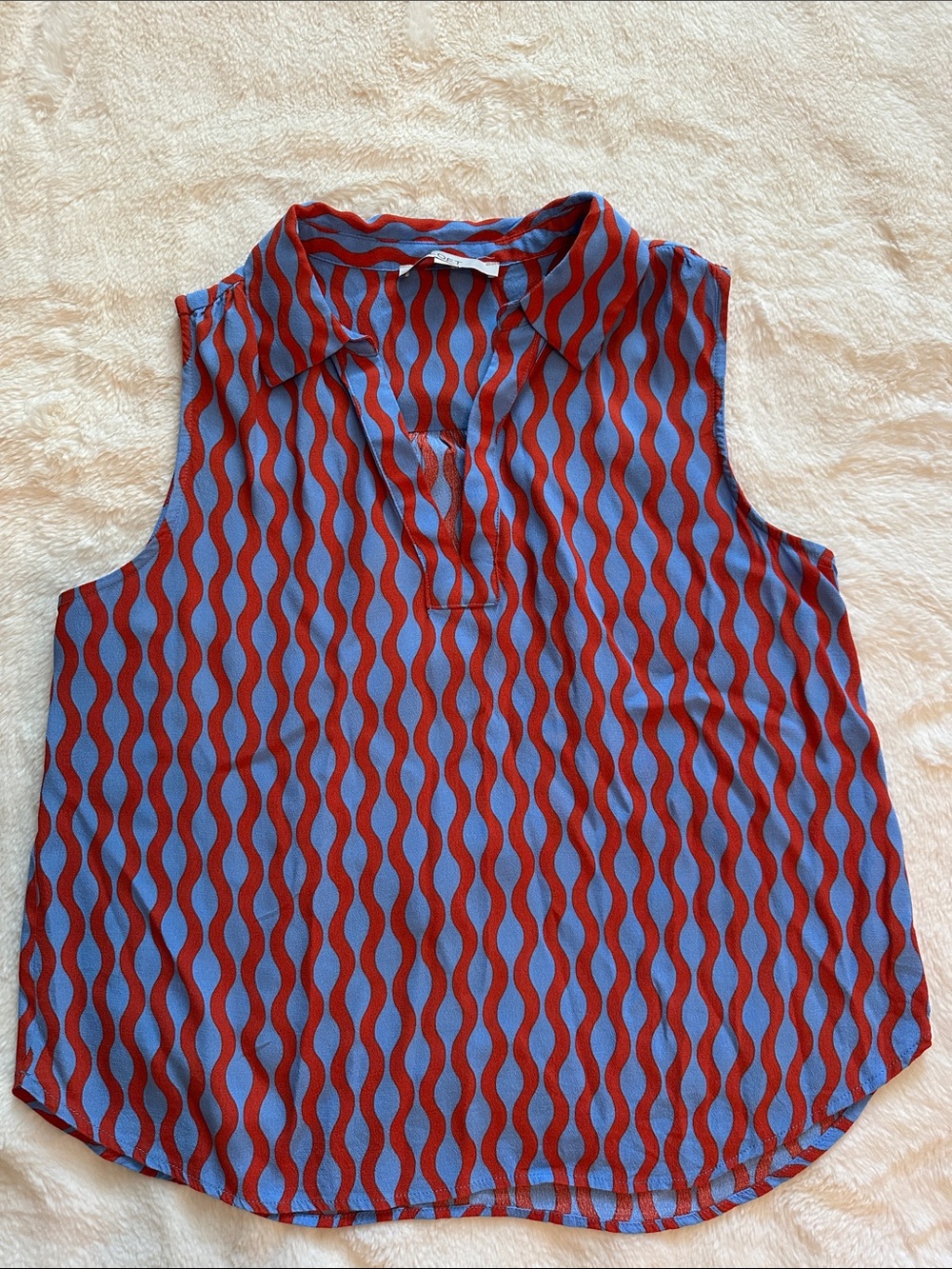LOFT Sleeveless Collared Wave-Print Top in Blue and Red